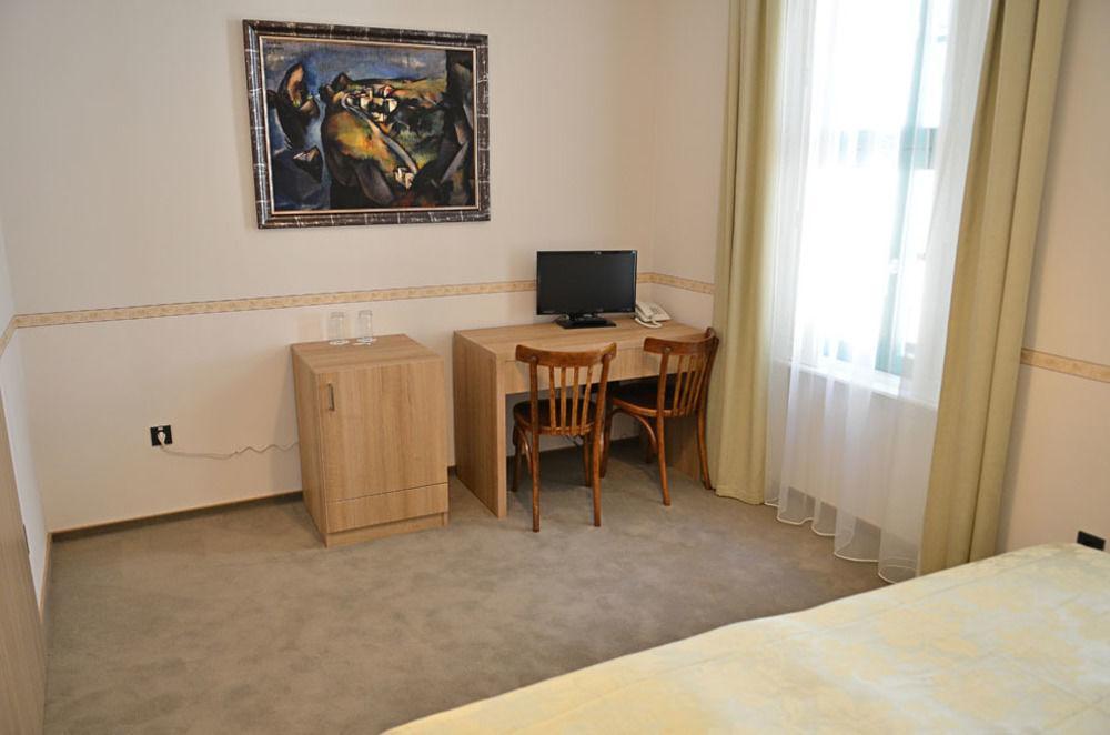 Hotel Arkadia Pécs Extérieur photo