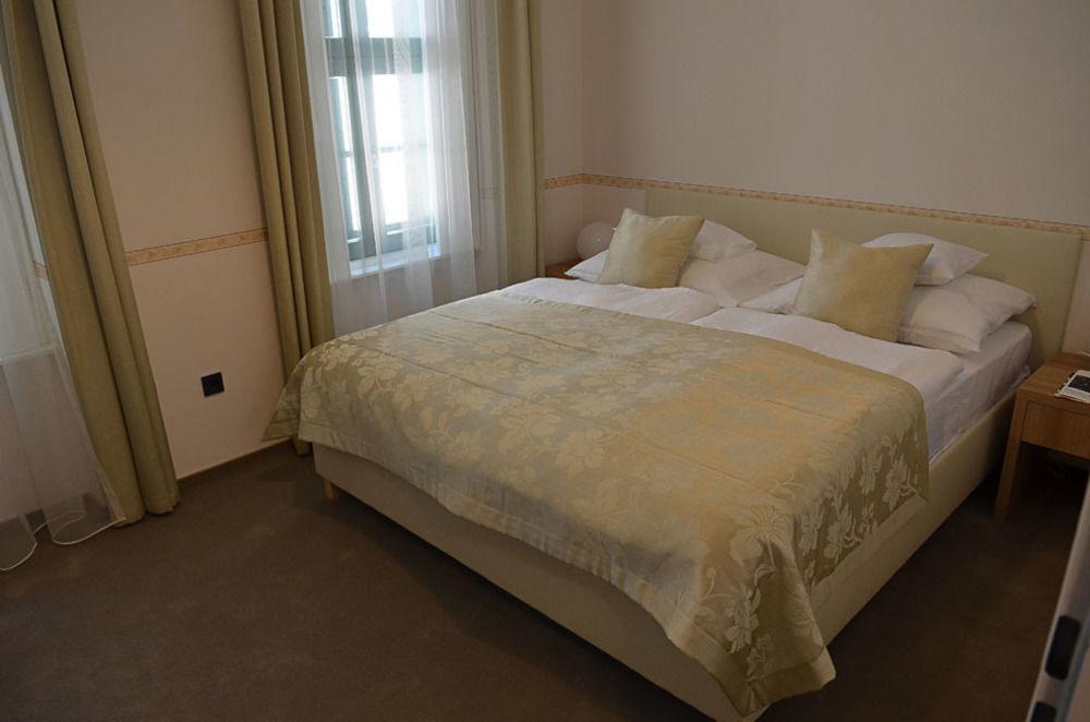 Hotel Arkadia Pécs Extérieur photo